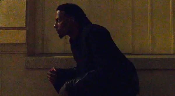 Playboi Carti w ciemności, przygotowuje się do wejścia na scenę. Koncert tuż, tuż.