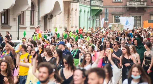 Tłum studentów na ulicy, wielu w kostiumach i z zielonymi "simsowymi" czepkami. To właśnie juwenalia, czyli święto studentów!