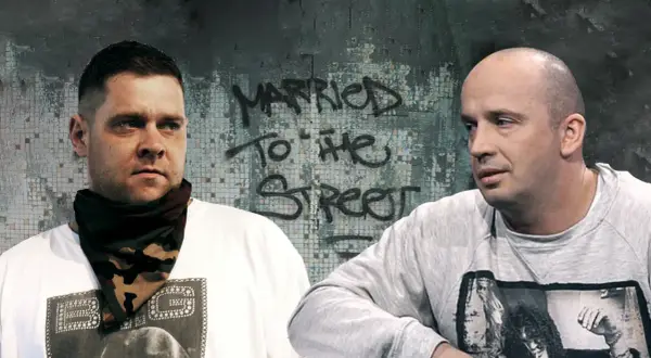 Peja i Tede, dwaj polscy raperzy, na tle napisu "Married to the Street".