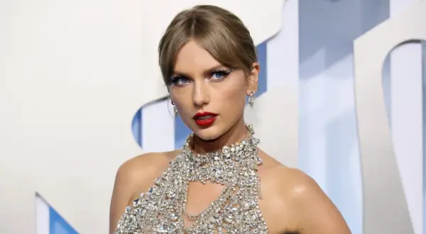 Taylor Swift w błyszczącej kreacji, gotowa na premierę swojego **nowego albumu**.