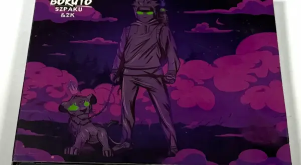 Okładka płyty "Boruto" Szpaku & 2K. Postać z zielonymi oczami i ptakiem na ramieniu, obok niej lew z zielonymi oczami na smyczy.