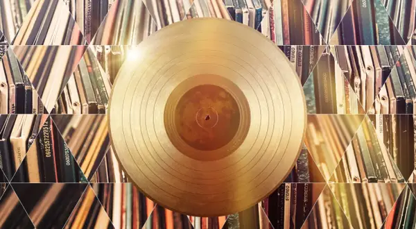 Złota płyta winylowa na tle stosów albumów. Kto sprzedał najwięcej płyt w historii? To pytanie nurtuje fanów muzyki od lat.