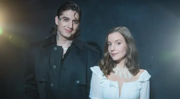 Sobel i sanah, artystyczny duet, pozują do zdjęcia w stylizacjach podkreślających ich unikalny styl.