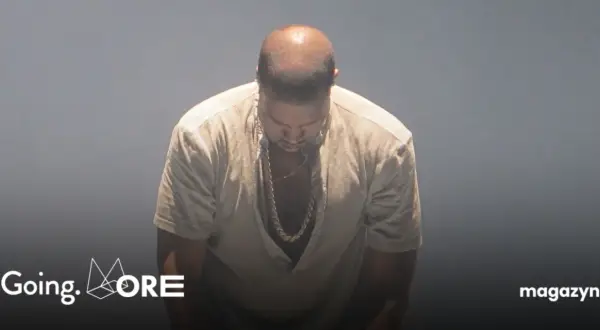 Kanye West pochyla głowę, ubrany w luźną koszulę i złoty łańcuch. W tle logo "Going. MORE" i "magazyn". Donda 2.