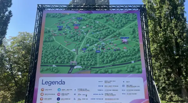 Mapa festiwalu z zaznaczonymi scenami, w tym "Bittersweet Stage". Legenda wyjaśnia punkty gastronomiczne, toalety i inne udogodnienia.