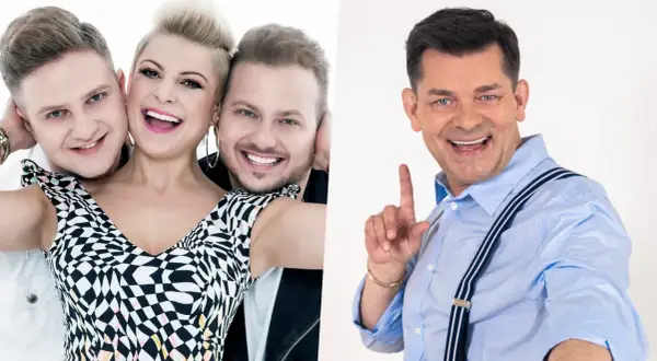 Uśmiechnięte gwiazdy disco polo: wesoła trójka z przodu i mężczyzna w niebieskiej koszuli z szelkami po prawej.