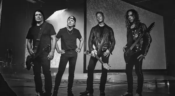 Czterech członków zespołu Metallica, gotowych na premierę swojej nowej płyty, pozuje do czarno-białego zdjęcia.
