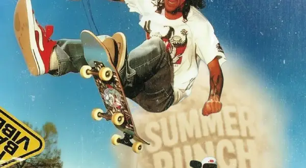 Skater w powietrzu, z napisem "Summer Punch" w tle. Poczuj energię festiwalu!