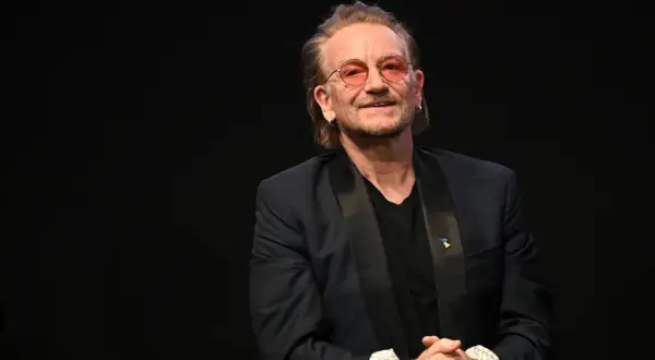 Bono w okularach, z przypinką w barwach Ukrainy, zapowiada u2 nowa płyta.