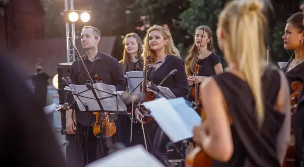 Orkiestra smyczkowa w czerniach, gotowa do koncertu muzyki filmowej. Elegancko, jak na taką okazję.