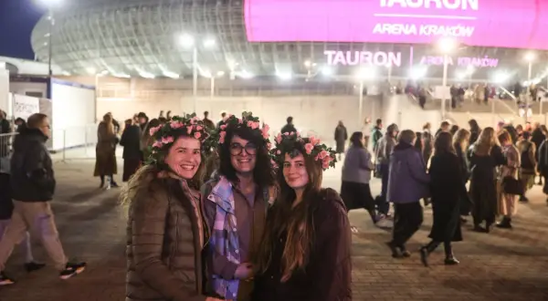 Trzy fanki w wiankach z kwiatów przed Tauron Areną Kraków, gotowe na koncert Florence and the Machine.