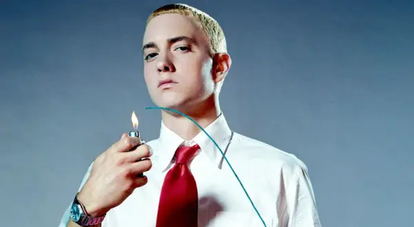 Eminem, w białej koszuli i czerwonym krawacie, zapala lont. To symboliczny moment w jego historii.