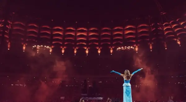 Sanah w błękitnej sukni na tle sceny z czerwonymi światłami. Już wkrótce kolejne sanah koncerty 2026!