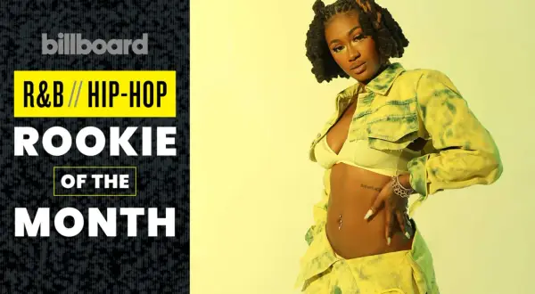 Kobieta w żółtym komplecie, z napisem "Billboard R&B // Hip-Hop Rookie Of The Month".
