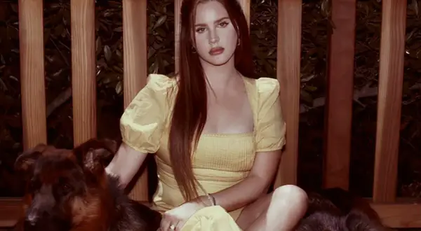 Lana Del Rey w żółtej sukience z psami, jakby czekała na nowy album.