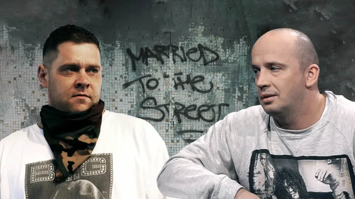 Peja i Tede, dwaj polscy raperzy, na tle napisu "Married to the Street".