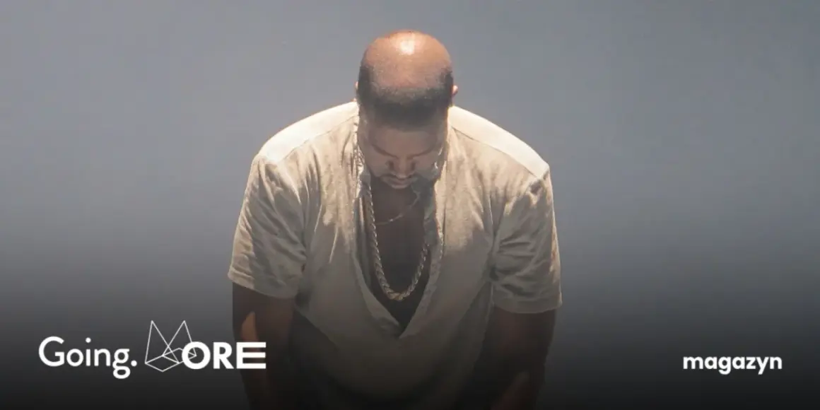 Kanye West pochyla głowę, ubrany w luźną koszulę i złoty łańcuch. W tle logo "Going. MORE" i "magazyn". Donda 2.
