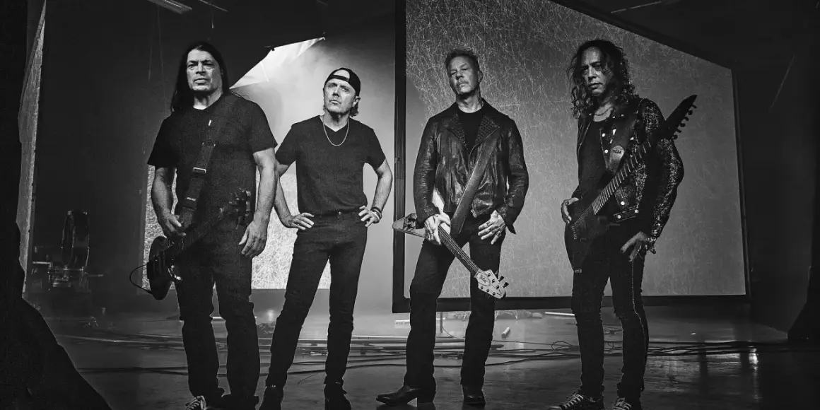Czterech członków zespołu Metallica, gotowych na premierę swojej nowej płyty, pozuje do czarno-białego zdjęcia.