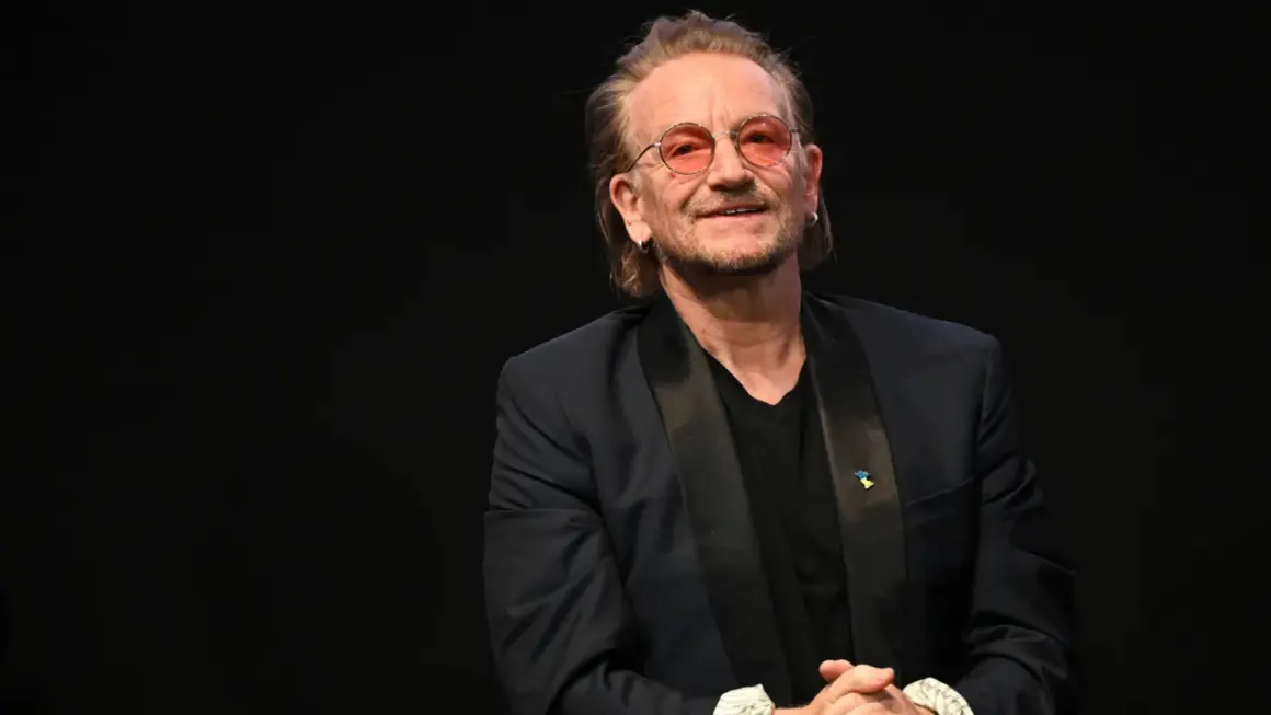 Bono w okularach, z przypinką w barwach Ukrainy, zapowiada u2 nowa płyta.