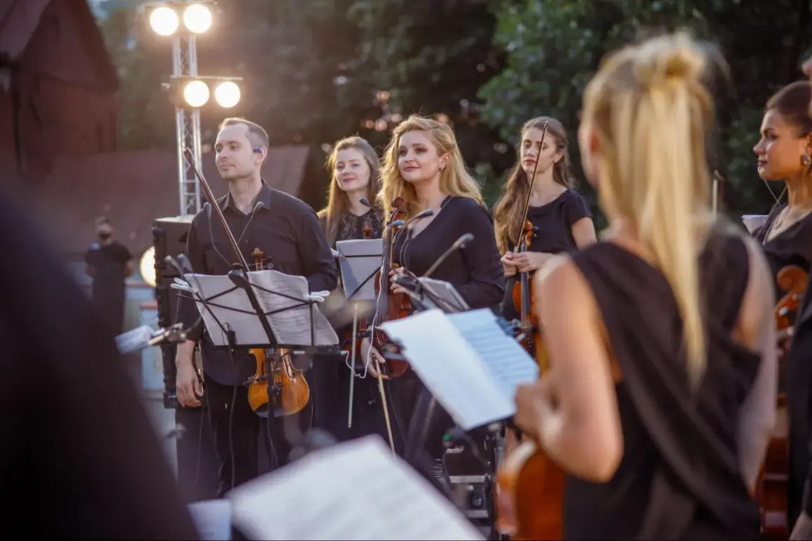 Orkiestra smyczkowa w czerniach, gotowa do koncertu muzyki filmowej. Elegancko, jak na taką okazję.