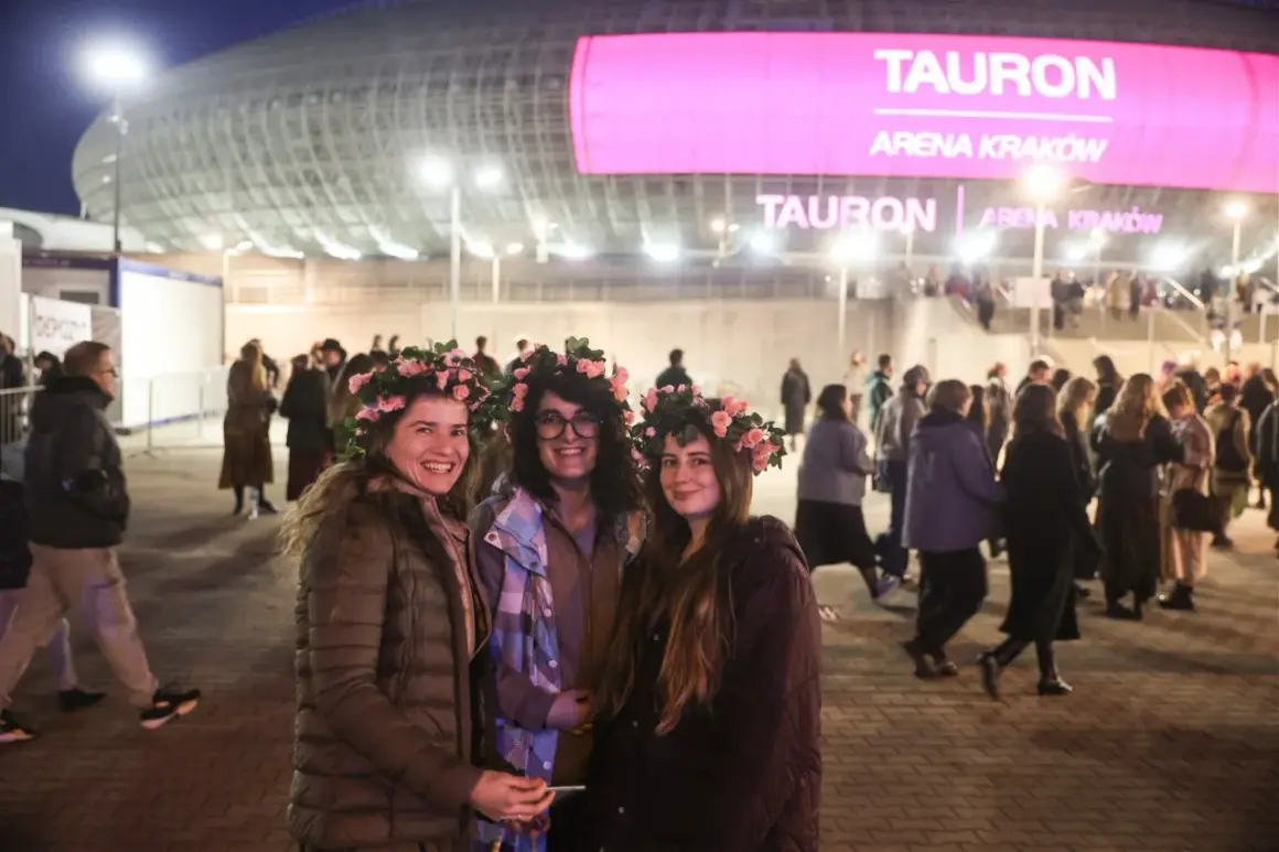 Trzy fanki w wiankach z kwiatów przed Tauron Areną Kraków, gotowe na koncert Florence and the Machine.