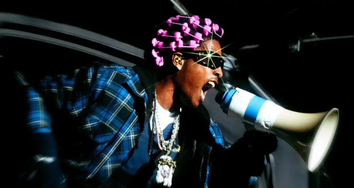 ASAP Rocky z różowymi wałkami na włosach i megafonem zapowiada swój nowy album.