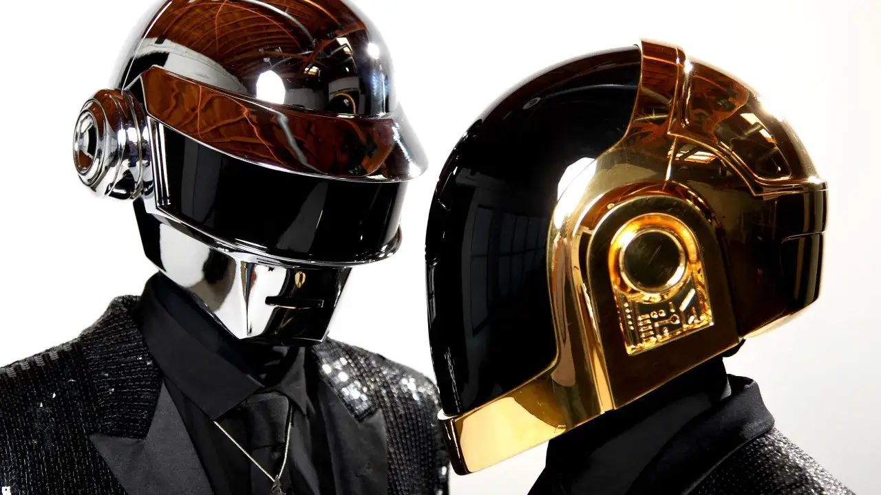 Dwa charakterystyczne hełmy, jeden chromowany, drugi złoty, przypominają duet Daft Punk. Thomas Bangalter i Guy-Manuel de Homem-Christo w swoich ikonicznych strojach.