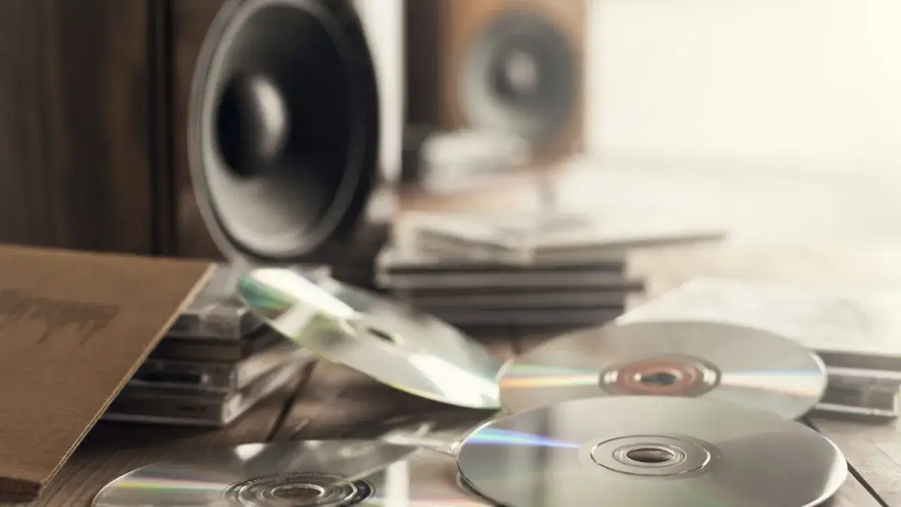 Stare głośniki i stosy płyt CD, może to jakaś stara kolekcja muzyczna? EP co to za format?