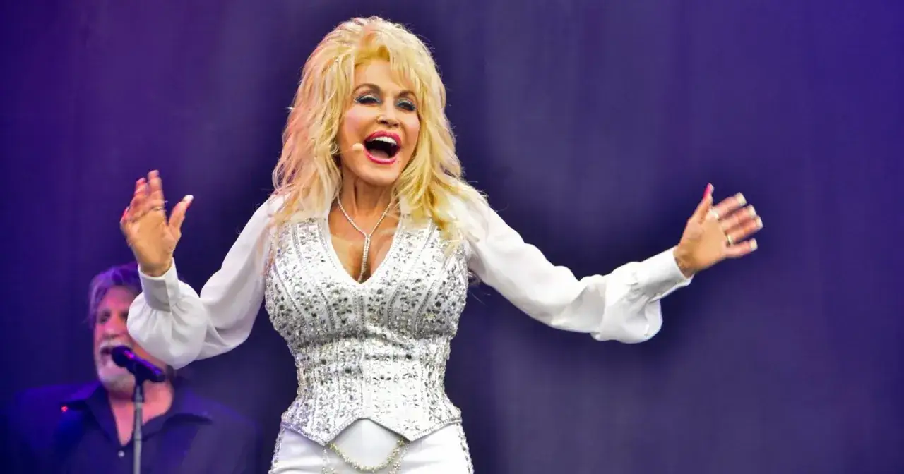 Dolly Parton, jedna z największych gwiazd country, w błyszczącym stroju na scenie.