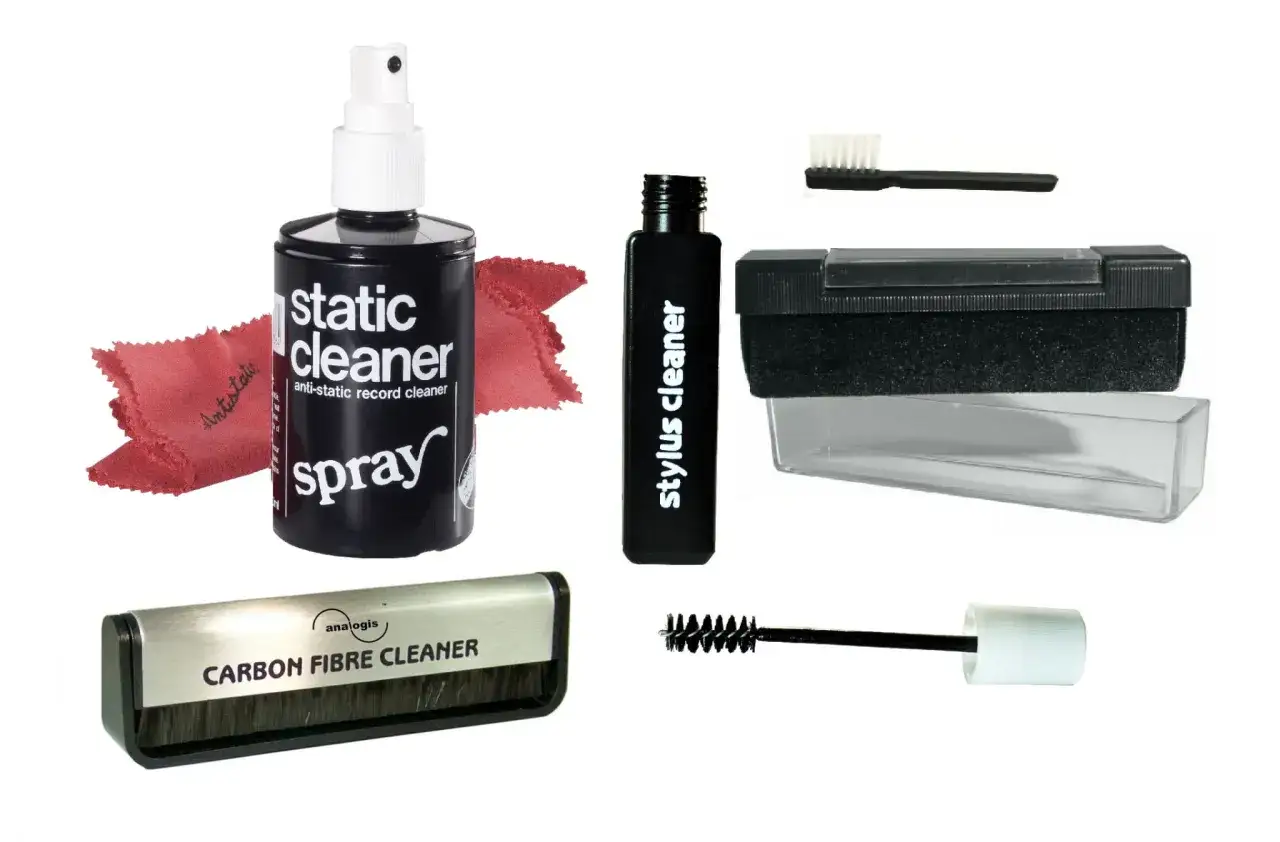 Zestaw do czyszczenia płyt winylowych: spray, ściereczka, szczotka do igły i mata antystatyczna. Idealne do utrzymania czystości płyt.