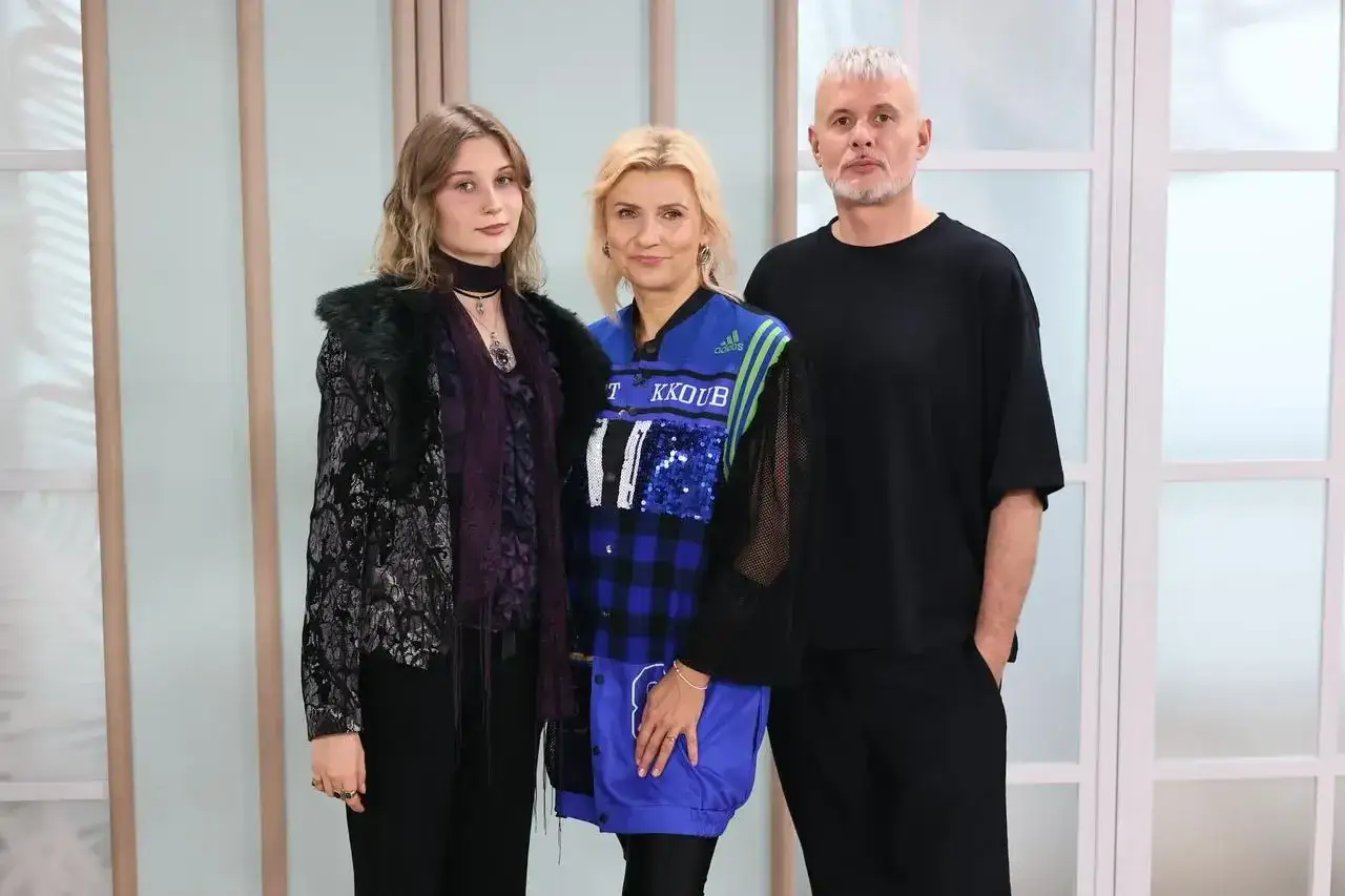 Trzy osoby: młoda kobieta w czarnej kurtce z futrzanym kołnierzem, kobieta w niebieskiej kurtce z cekinami i mężczyzna w czarnej koszulce. Mr Lex stoi po prawej.