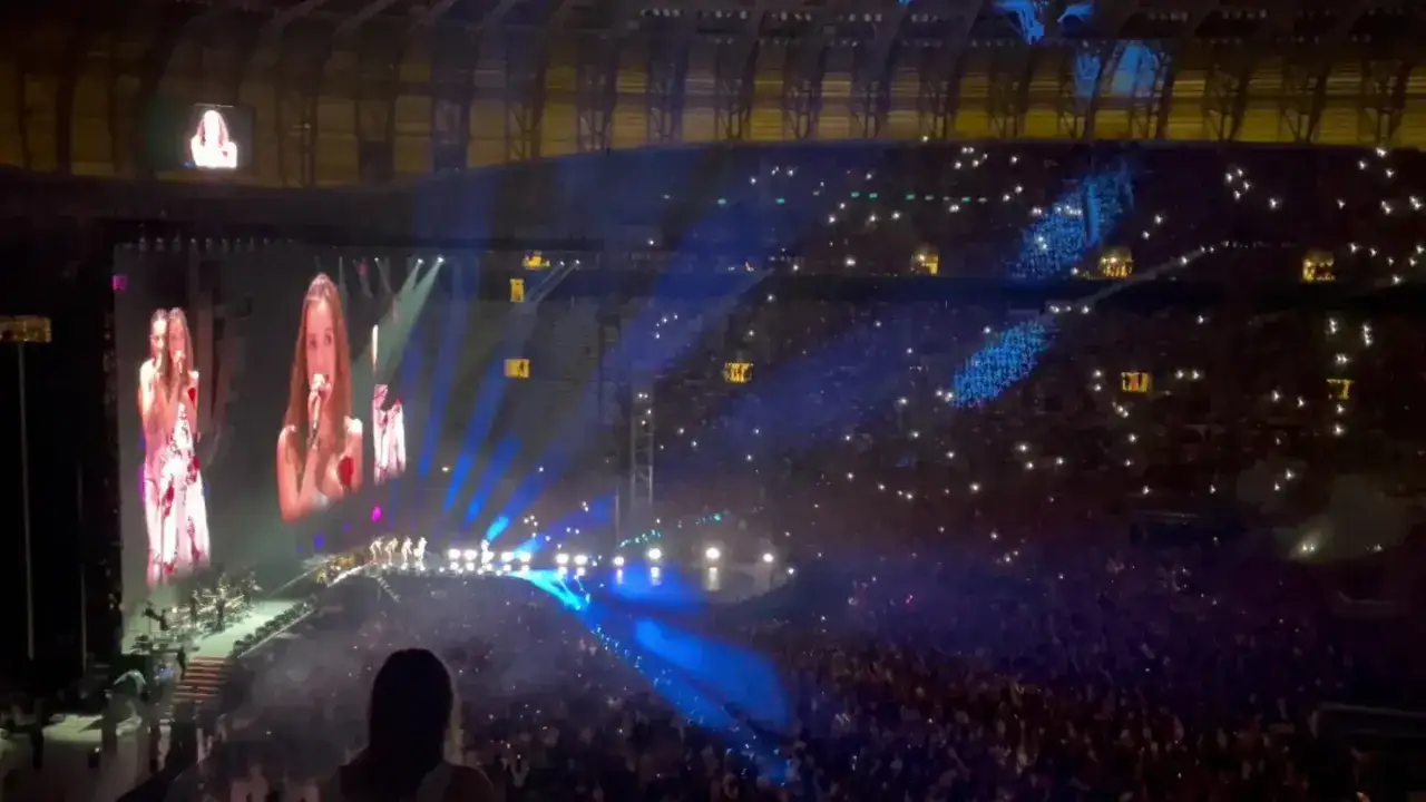 Sanah na scenie, tłum świeci telefonami. Wyobraź sobie te emocje na sanah koncertach 2026!