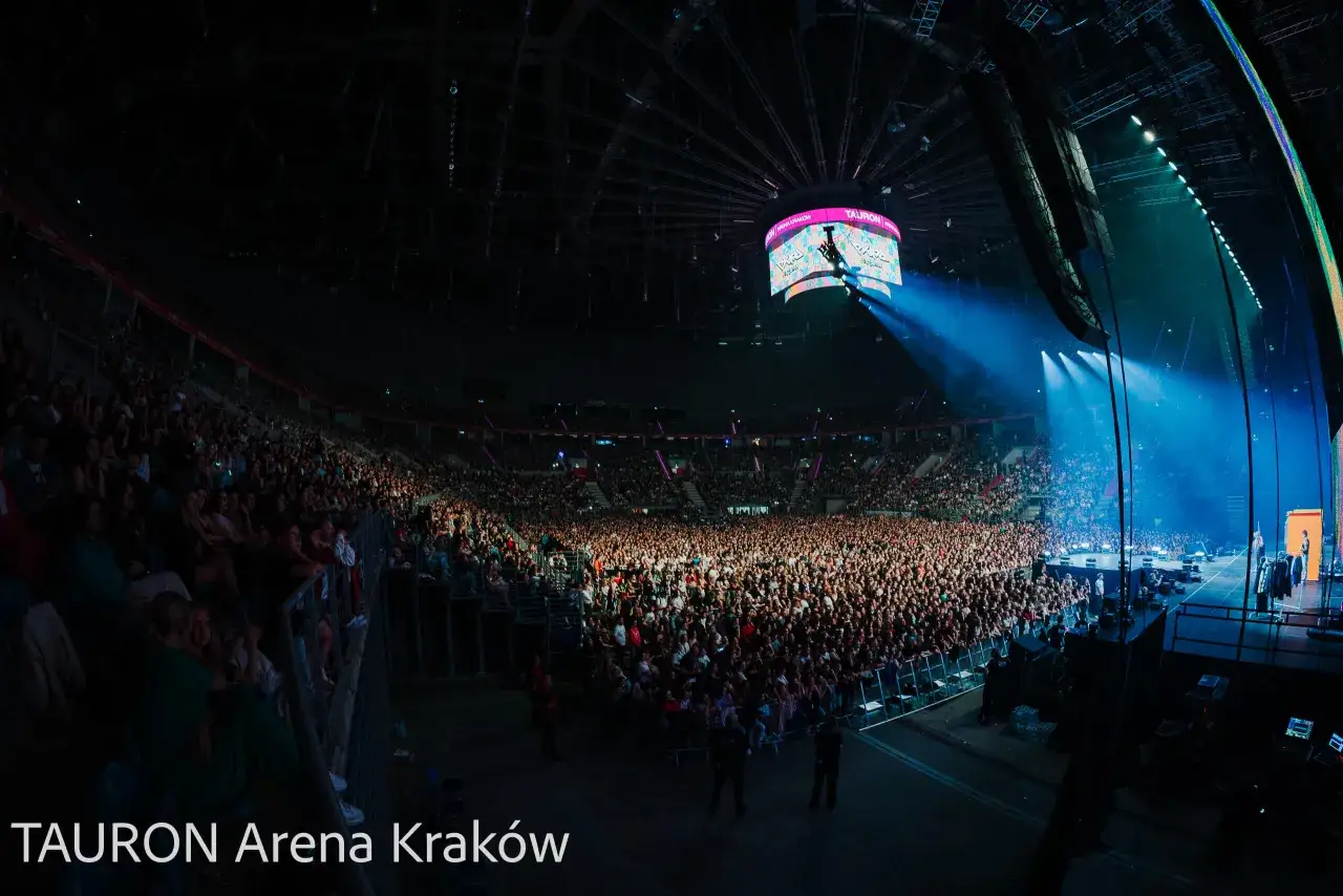 Tysiące fanów na TAURON Arenie Kraków, tworzących niesamowity festiwal ekipy. Światła sceniczne i wielki ekran budują atmosferę.