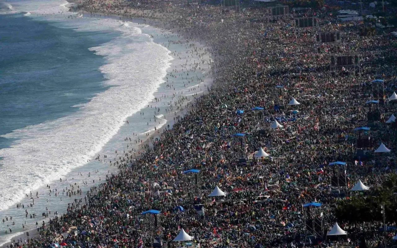 Tysiące ludzi na plaży, fale oceanu i scena koncertowa. To musi być największy koncert na świecie!
