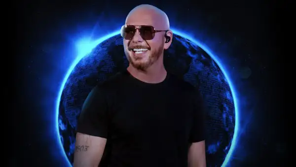 Pitbull mr worldwide w okularach i słuchawkach na tle kosmicznej planety.