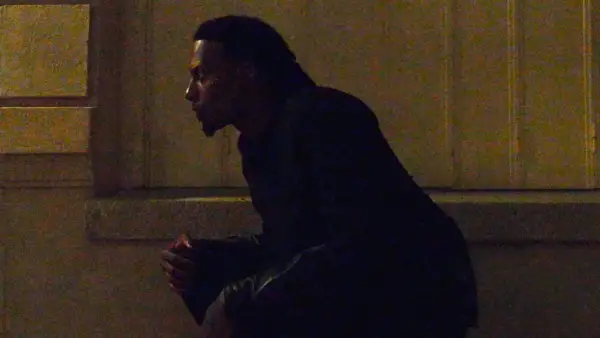 Playboi Carti w ciemności, przygotowuje się do wejścia na scenę. Koncert tuż, tuż.
