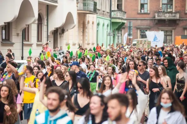 Tłum studentów na ulicy, wielu w kostiumach i z zielonymi "simsowymi" czepkami. To właśnie juwenalia, czyli święto studentów!