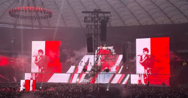Koncert na stadionie. Wielkie ekrany pokazują artystę, a tłum śpiewa razem z nim. Niesamowita, **mata trasa** koncertowa!