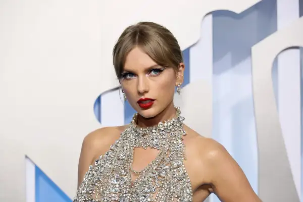 Taylor Swift w błyszczącej kreacji, gotowa na premierę swojego **nowego albumu**.