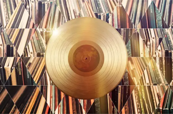 Złota płyta winylowa na tle stosów albumów. Kto sprzedał najwięcej płyt w historii? To pytanie nurtuje fanów muzyki od lat.