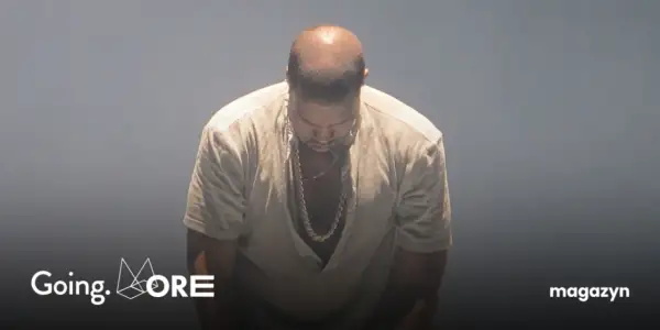 Kanye West pochyla głowę, ubrany w luźną koszulę i złoty łańcuch. W tle logo "Going. MORE" i "magazyn". Donda 2.