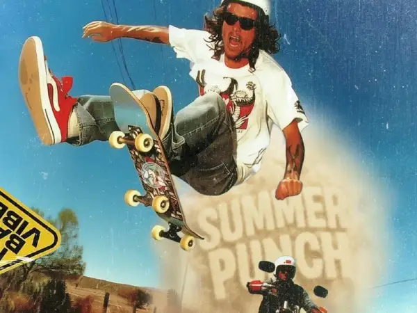 Skater w powietrzu, z napisem "Summer Punch" w tle. Poczuj energię festiwalu!