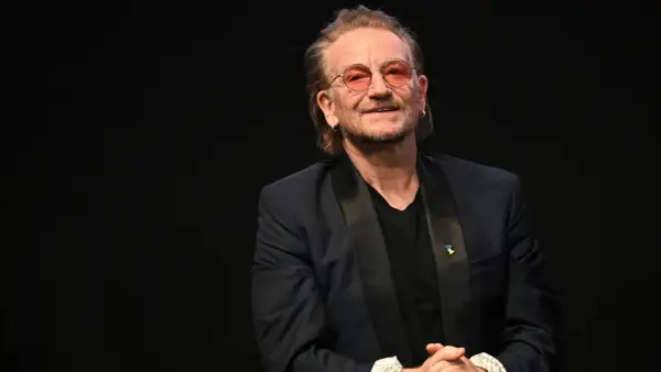 Bono w okularach, z przypinką w barwach Ukrainy, zapowiada u2 nowa płyta.