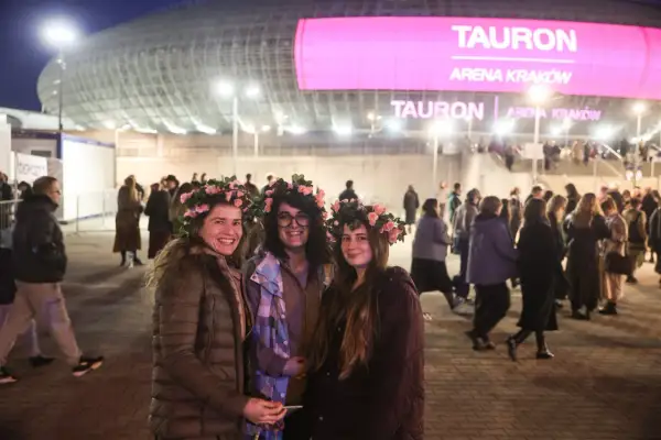 Trzy fanki w wiankach z kwiatów przed Tauron Areną Kraków, gotowe na koncert Florence and the Machine.