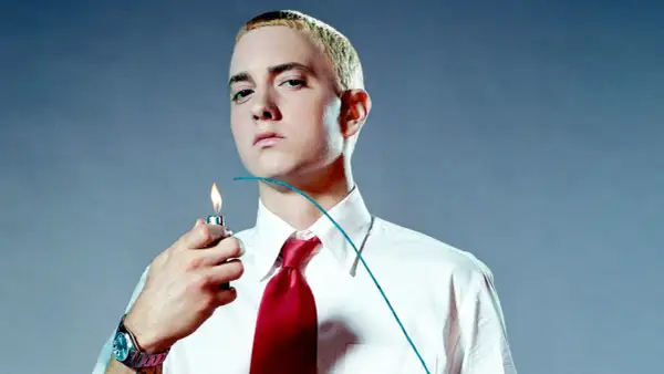 Eminem, w białej koszuli i czerwonym krawacie, zapala lont. To symboliczny moment w jego historii.