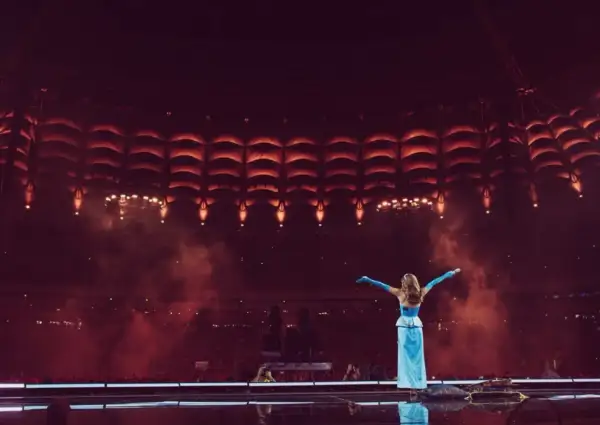 Sanah w błękitnej sukni na tle sceny z czerwonymi światłami. Już wkrótce kolejne sanah koncerty 2026!