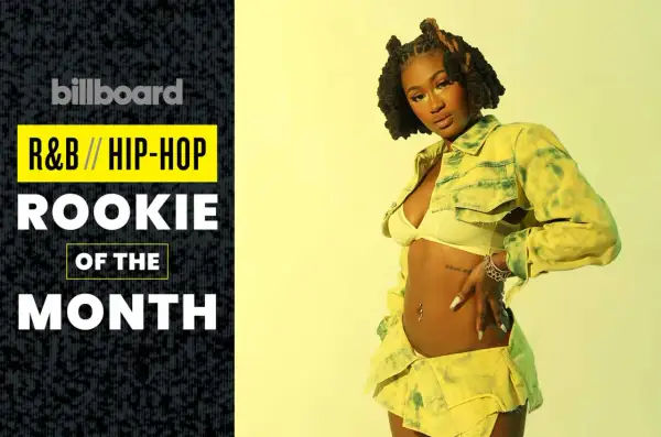Kobieta w żółtym komplecie, z napisem "Billboard R&B // Hip-Hop Rookie Of The Month".