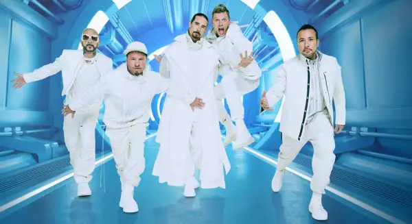 Backstreet Boys teraz w futurystycznych białych strojach, gotowi na podbój sceny.